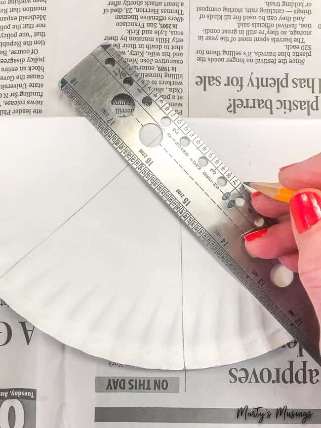 Quer um artesanato fácil de Halloween ou de outono? Este banner de candy corn é super fácil e feito com um prato de papel! Perfeito para crianças! trace linhas no prato de papel dobrado com régua e lápis