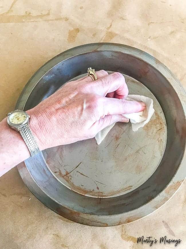 Uma tigela de comida, com torta e prato