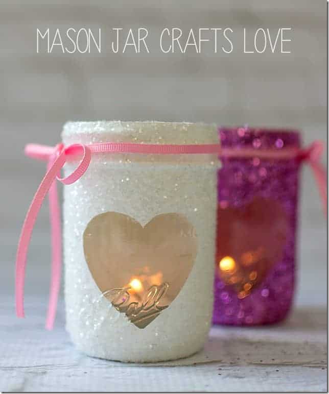 Pote de vidro em formato de coração com glitter
