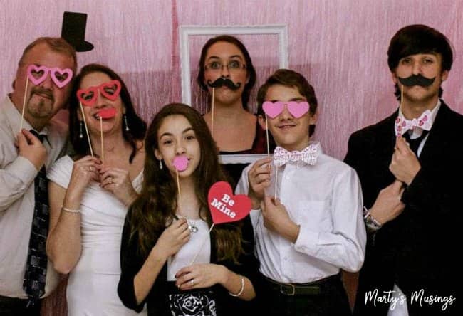 Um grupo de pessoas posando para uma foto