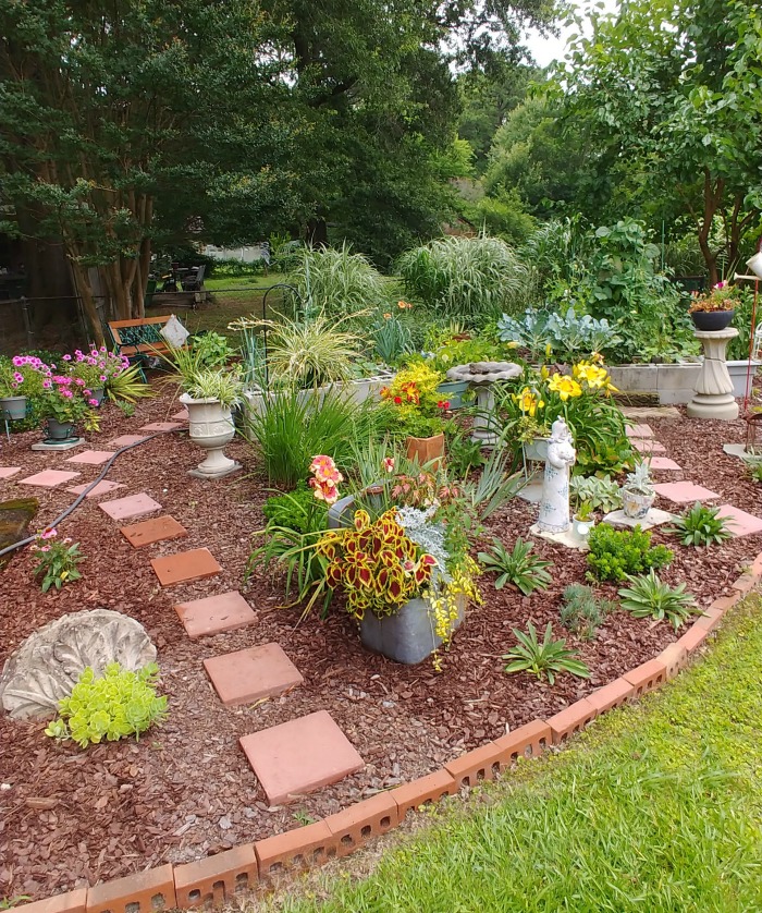 Jardim de vegetais e flores misturados.