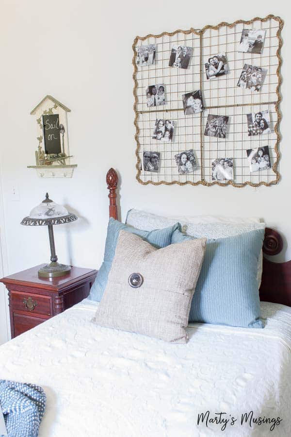 Enfeite de parede metálico com fotos e cama de solteiro vintage