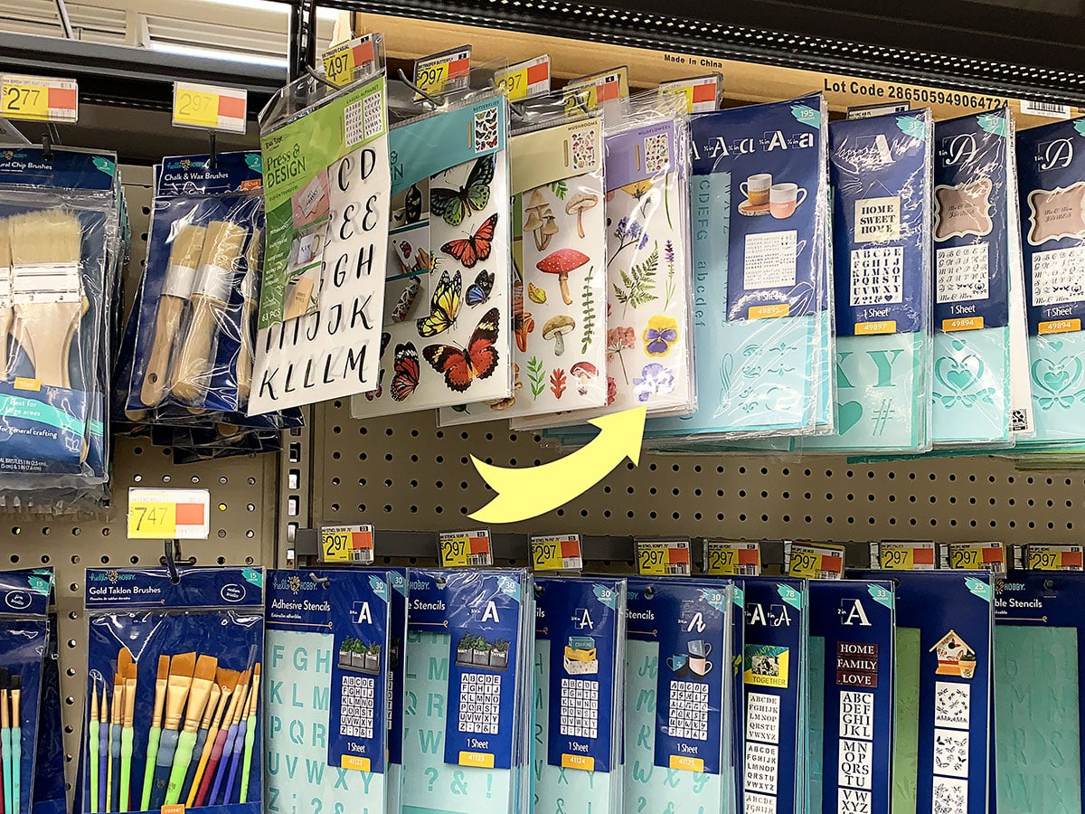 Aponte transfers na seção de materiais de artesanato do Walmart.