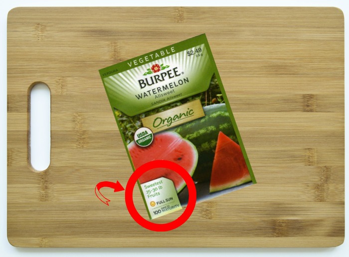 embalagem de sementes de melancia Uma embalagem de sementes de melancia com um círculo indicando o tamanho que os frutos podem atingir, quanta luz solar precisam e o número de dias até a maturidade.