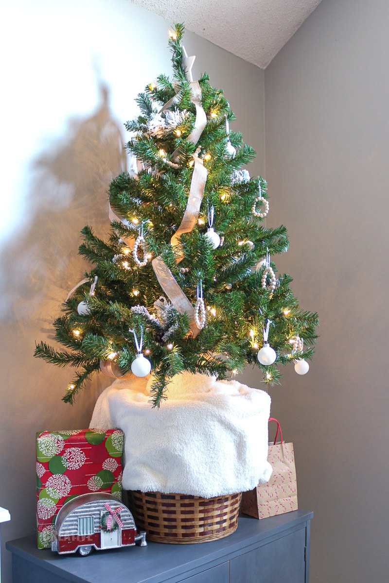 visão geral da decoração da árvore de Natal em madeira e branco