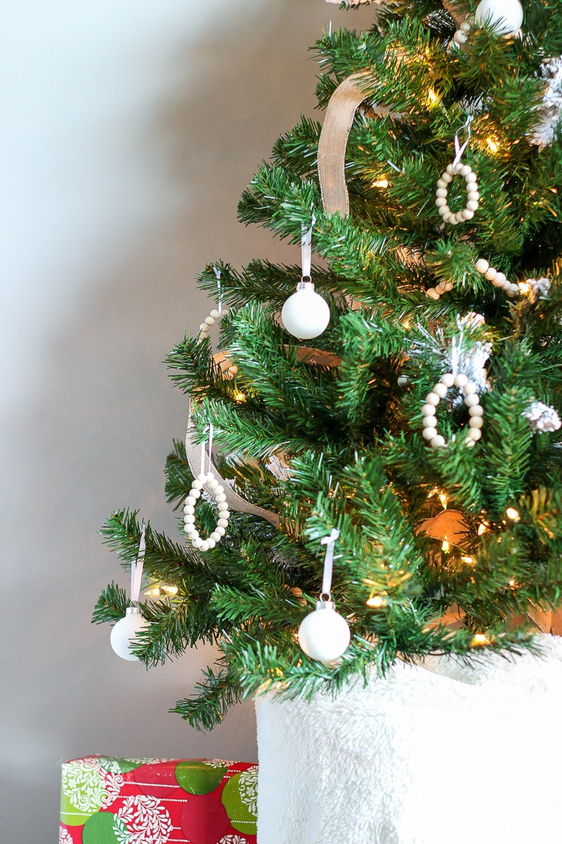 enfeites de bolinha branca com glitter na árvore de Natal