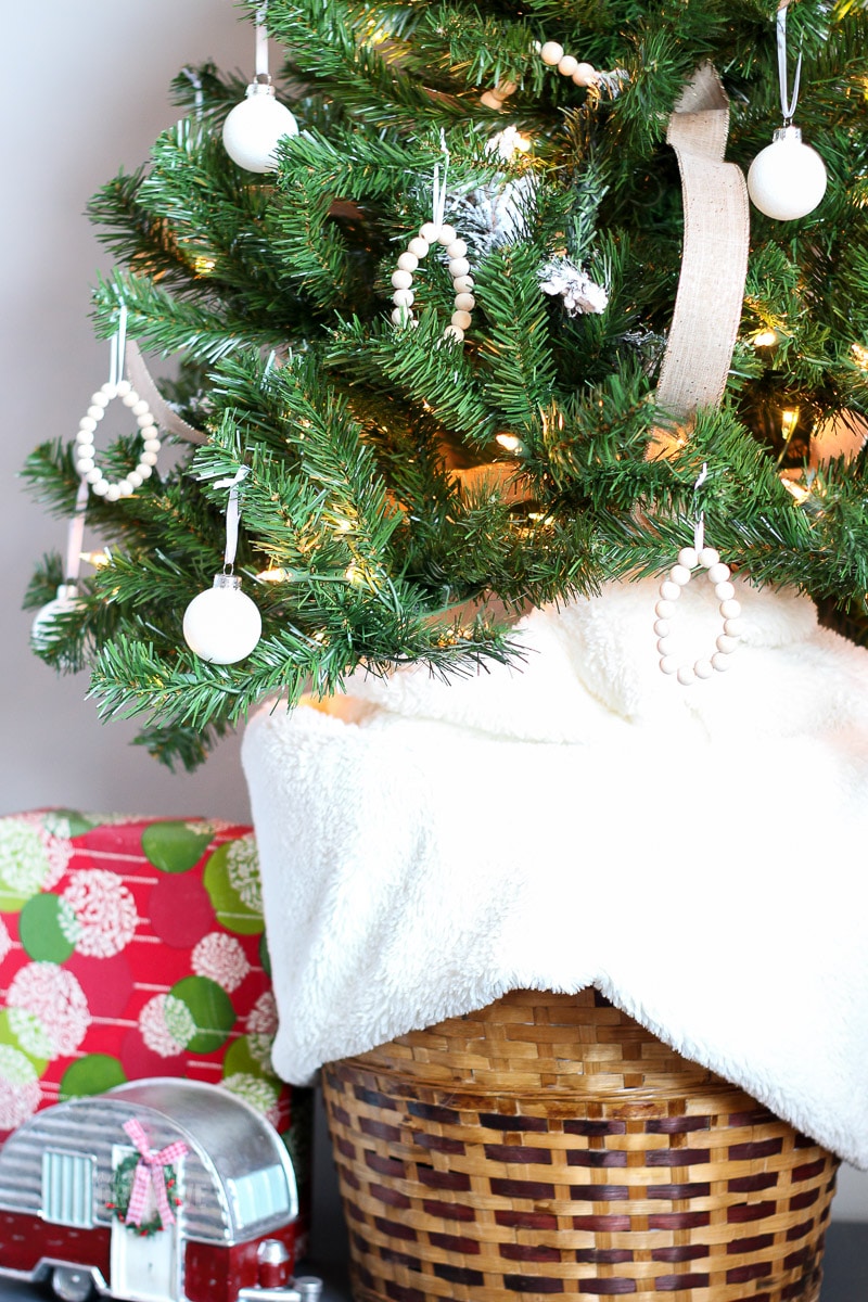 árvore de Natal perto da cesta como base
