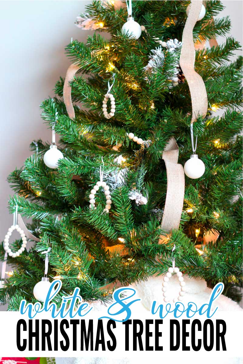 fixar decoração da árvore de Natal branca e de madeira