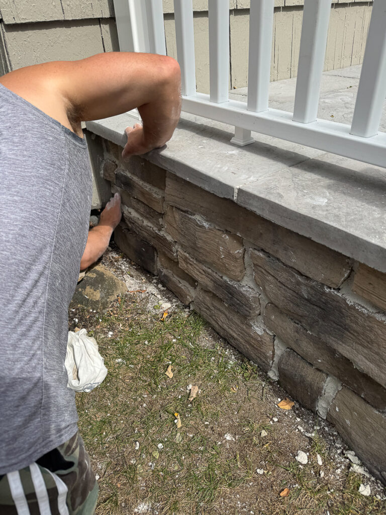 Argamassa branca e pedra: varanda DIY