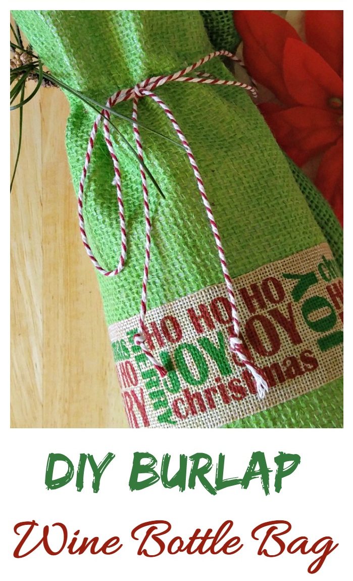 Saco de burlap verde com fita de Natal e palavras DIY Saco de Garrafa de Vinho em Burlap.