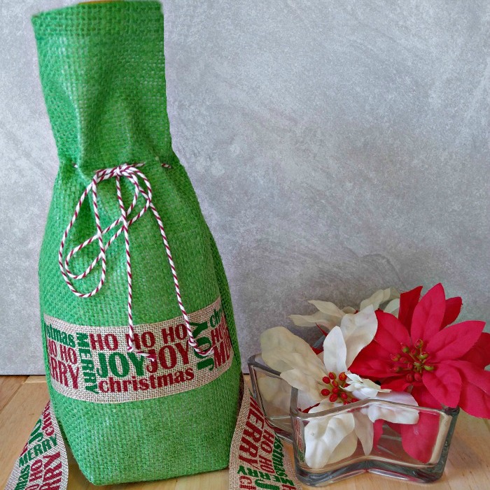 Este saco de garrafa de vinho em burlap DIY é a maneira perfeita de embrulhar sua garrafa de vinho favorita.