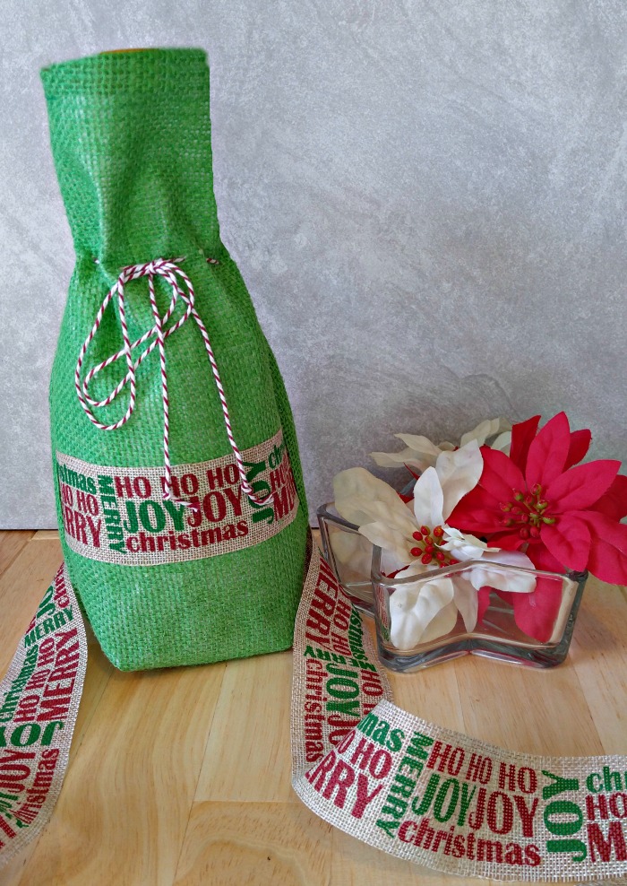Este bonito saco de garrafa de vinho em burlap é a maneira perfeita de embrulhar uma garrafa de vinho