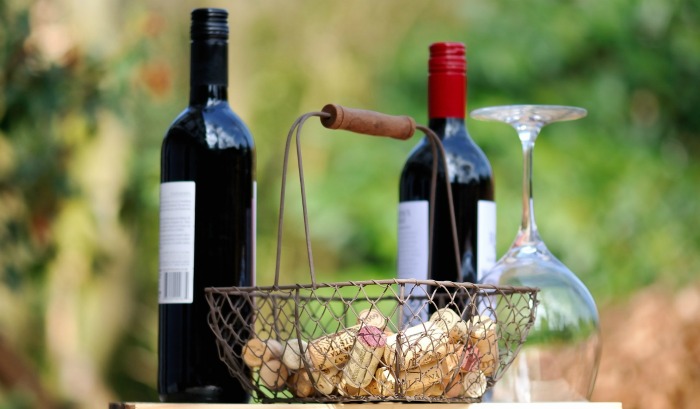 garrafas de vinho e rolhas de vinho Cesta de rolhas de vinho