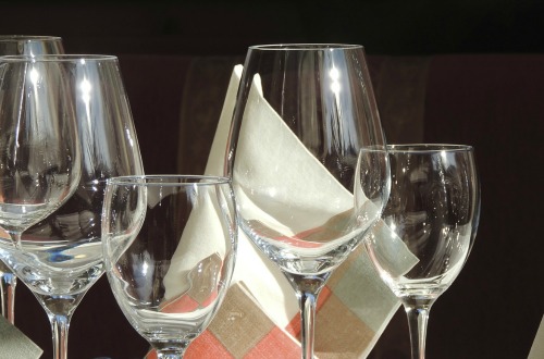 taças de vinho Vinhos tintos e brancos precisam de taças diferentes