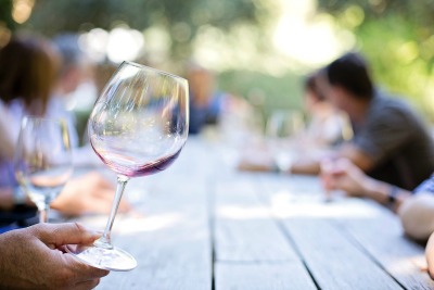 taça de vinho e convidados Limite os convidados em uma festa de vinho e queijo.