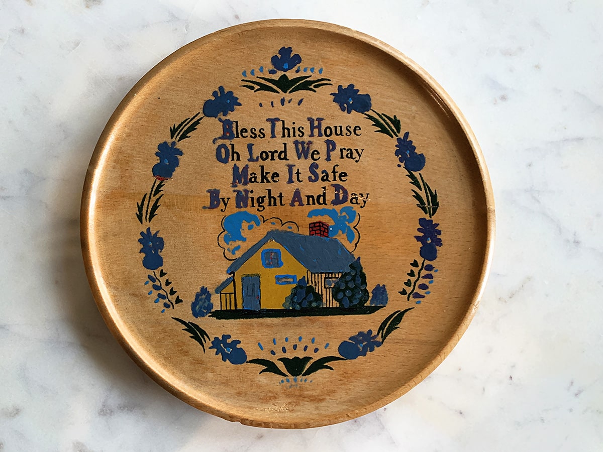 Placa de madeira vintage dos anos 1960 com uma frase inspiradora. Originalmente feita para ser pendurada na cozinha, mas será reutilizada em uma bandeja multifuncional.