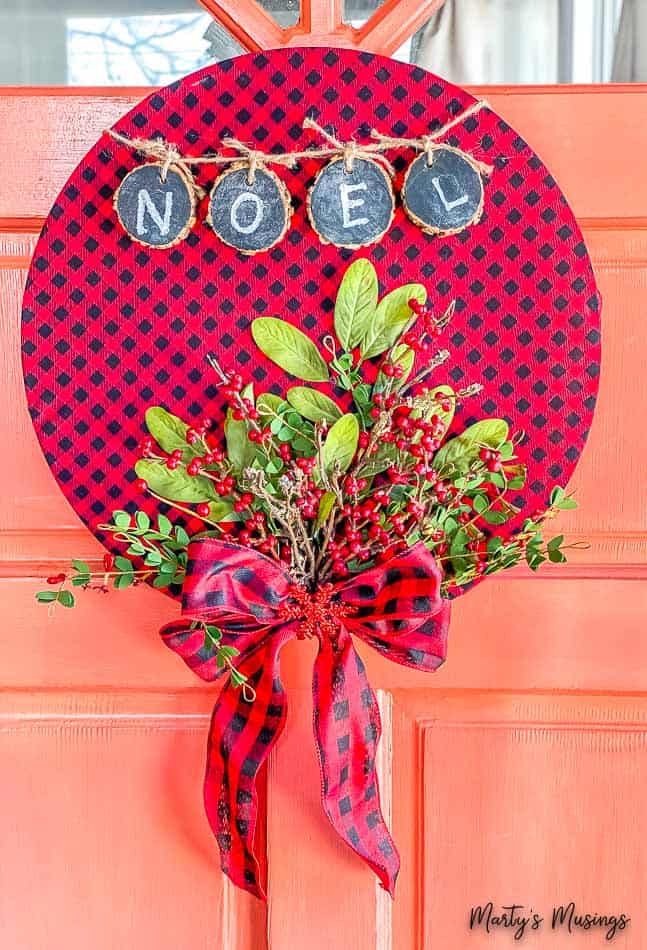 guirlanda de aro xadrez buffalo com flores de Natal