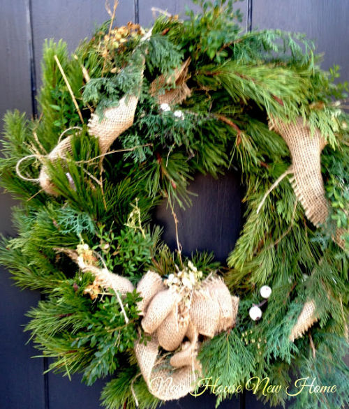 Guirlanda de Natal com um laço de burlap.